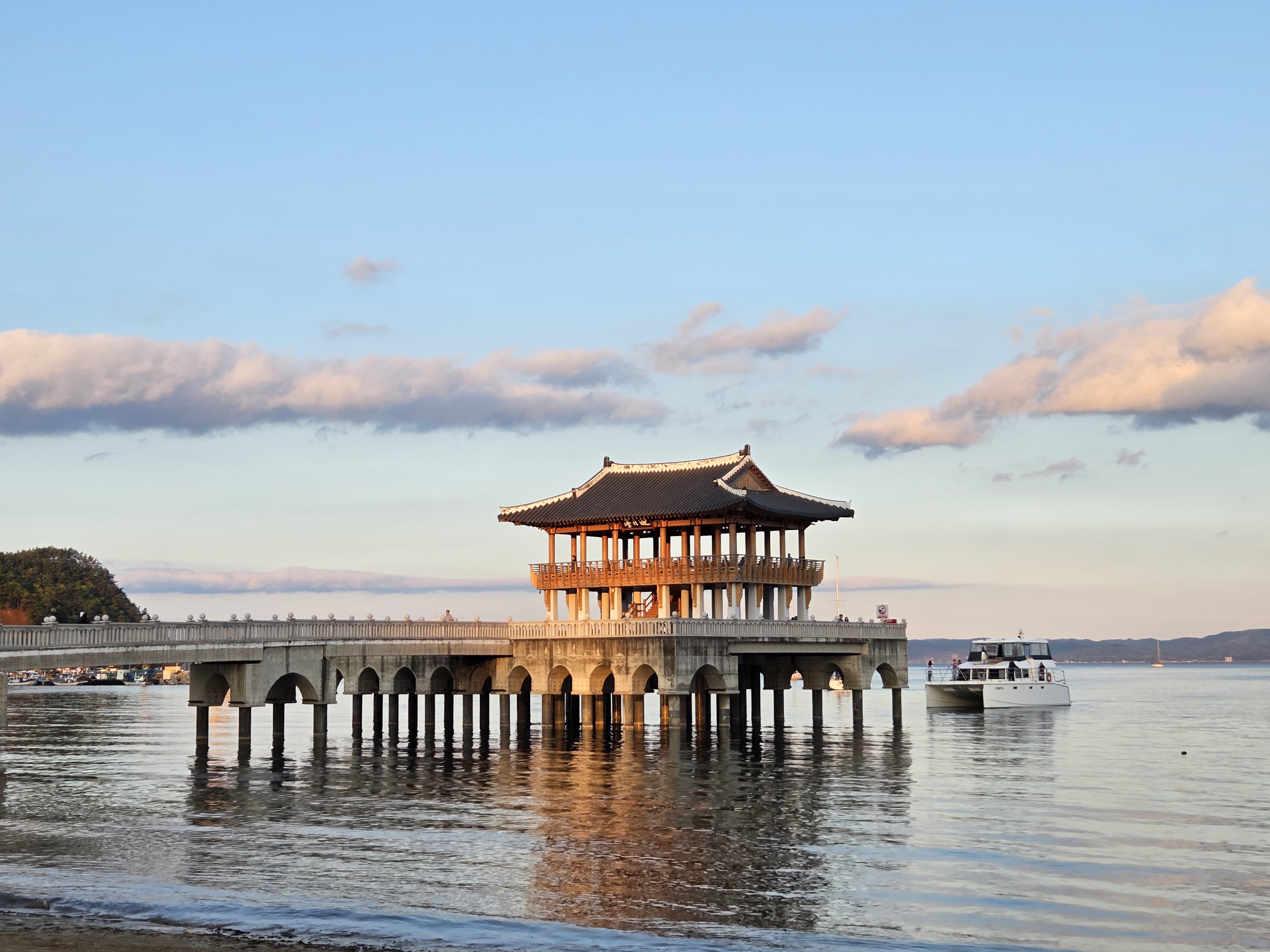 亲子踏浪的温馨画面，白沙缓坡适合家庭亲水。