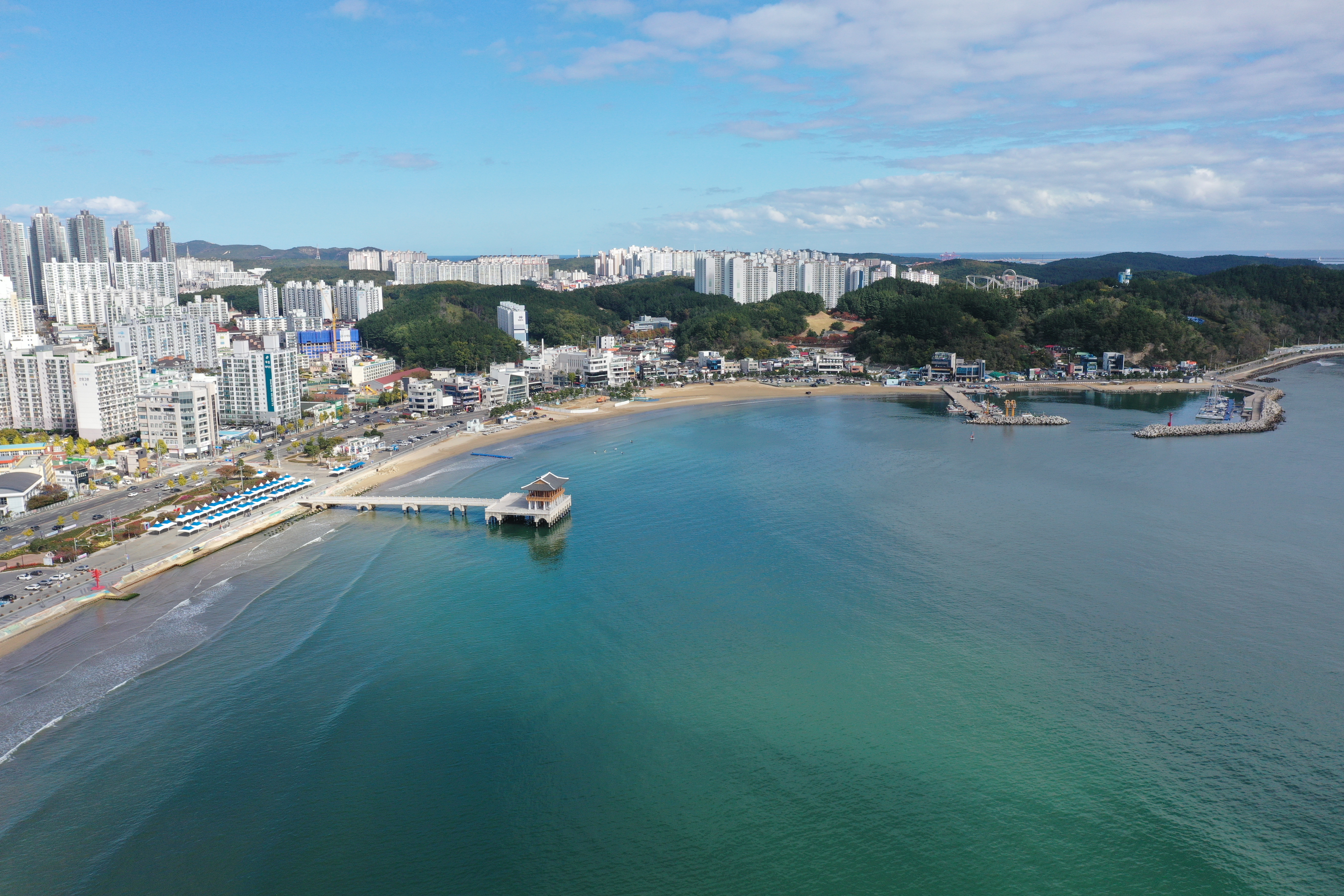 城市海岸灯光夜景，迎日台入夜后化身浦项的浪漫海岸线。